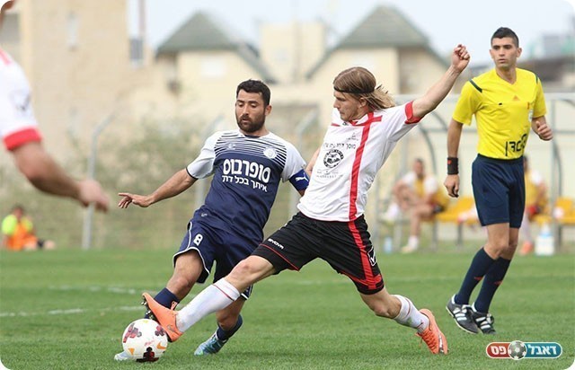 בן בנימין וכפיר בן דוד במאבק על הכדור (עודד חסין)